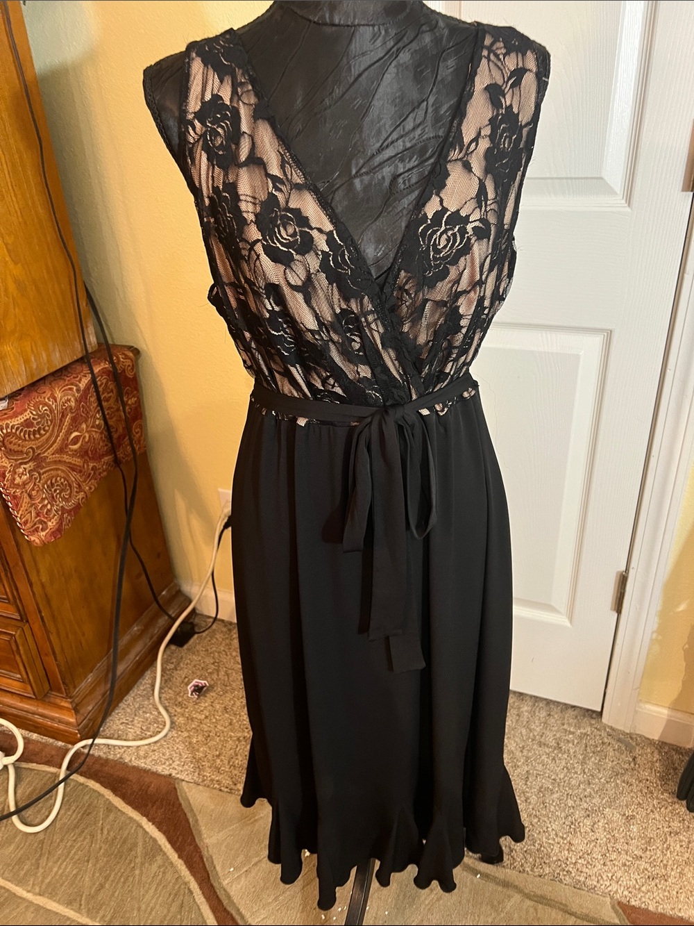Glamour Black Lace V-Neck Midi Dress with Tie Waist